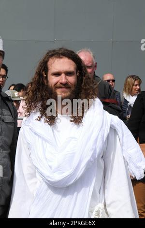 Londres, Royaume-Uni. 07th avril 2023. Jésus exécuté par Peter Bergin pose pour la photo avec les foules plus loin la représentation de midi. Les joueurs de Wintershall basés à Surry ont depuis 11 ans porté la passion du Christ à des milliers de personnes à Trafalgar Square le Vendredi Saint. Crédit : SOPA Images Limited/Alamy Live News Banque D'Images