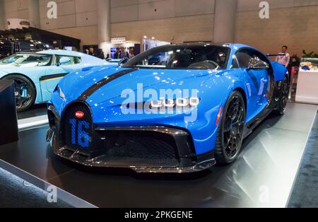 Toronto, Canada - 02 25 2023 : voiture de sport biplaces à moteur intermédiaire Blue Bugatti Chiron exposée au salon international de l'auto 2023 du Canada. Chiron Banque D'Images