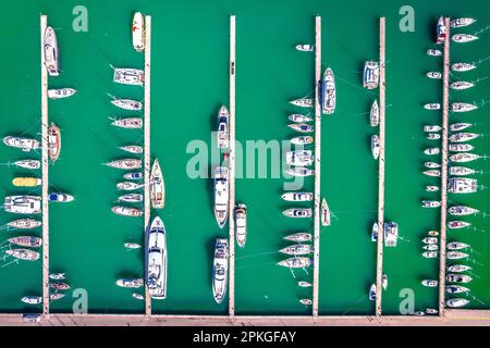 Port de voile de Bar et vue aérienne sur la mer turquoise, archipel du Monténégro Banque D'Images