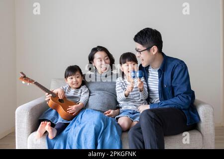 Détente en famille sur le canapé Banque D'Images