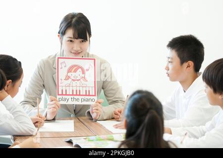 Enseignant enseignant de l'anglais aux élèves de l'école primaire Banque D'Images