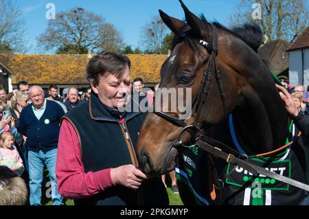 Le jour d'ouverture de Peter O'Sullivan 2023 Lambourn, Lambourn, Berkshire Royaume-Uni - 7 avril 2023 - l'entraîneur de course légendaire Nicky Henderson a donné aux fans l'occasion de voir quelques-unes des stars de sa cour à Seven Barrows, y compris le vainqueur 2023 du Champion de l'obstacle au Festival de Cheltenham 'Constitution Hill'. Credit Gary Blake/Alay Live News Banque D'Images