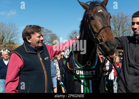 Le jour d'ouverture de Peter O'Sullivan 2023 Lambourn, Lambourn, Berkshire Royaume-Uni - 7 avril 2023 - l'entraîneur de course légendaire Nicky Henderson a donné aux fans l'occasion de voir quelques-unes des stars de sa cour à Seven Barrows, y compris le vainqueur 2023 du Champion de l'obstacle au Festival de Cheltenham 'Constitution Hill'. Credit Gary Blake/Alay Live News Banque D'Images