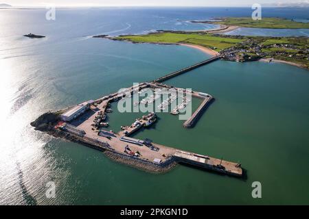 Image encore aérienne du port de Fenit et de la marina près de Tralee, Co. Kerry sur la voie de l'Atlantique sauvage Banque D'Images