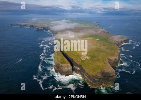 Image fixe d'une vue aérienne du phare de Loop Head dans le comté de Clare en Irlande occidentale Banque D'Images