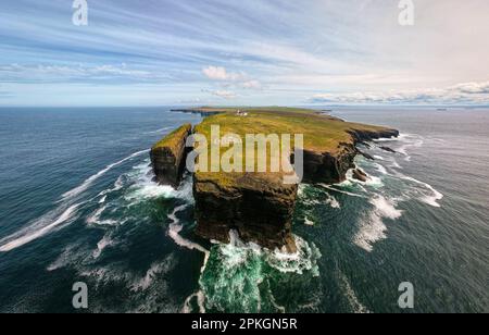 Image fixe d'une vue aérienne du phare de Loop Head dans le comté de Clare en Irlande occidentale Banque D'Images