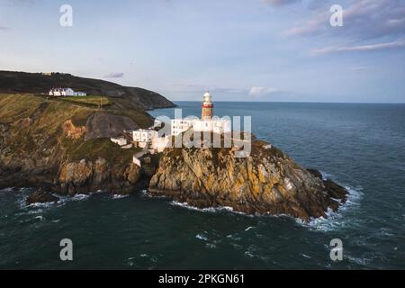 Vue aérienne coucher de soleil sur le phare de BDaily, Howth. Dublin, Irlande Phare de BDaily sur les falaises de Howth, vue sur le phare de BDaily depuis la falaise Banque D'Images