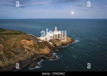 Vue aérienne coucher de soleil sur le phare de BDaily, Howth. Dublin, Irlande Phare de BDaily sur les falaises de Howth, vue sur le phare de BDaily depuis la falaise Banque D'Images