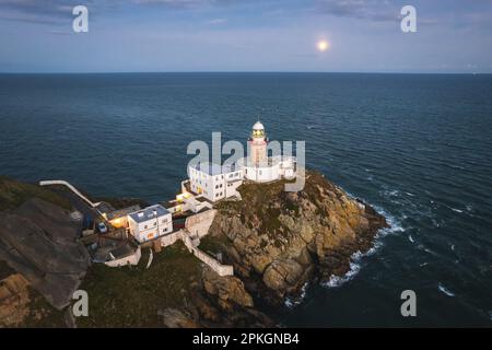 Vue aérienne coucher de soleil sur le phare de BDaily, Howth. Dublin, Irlande Phare de BDaily sur Howth Cliffs, vue sur le phare de BDaily depuis la falaise Banque D'Images