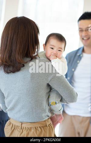 Bébé étant détenu par mère Banque D'Images