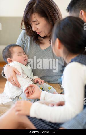 Family watching baby Banque D'Images