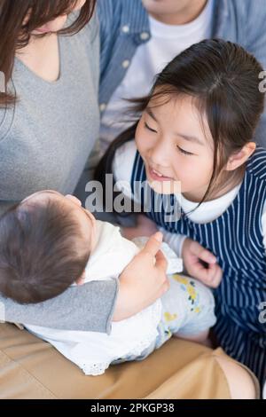 La famille regarde bébé Banque D'Images