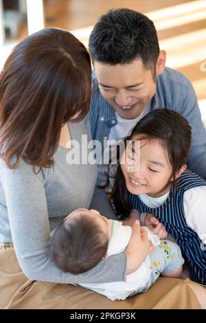 La famille regarde bébé Banque D'Images