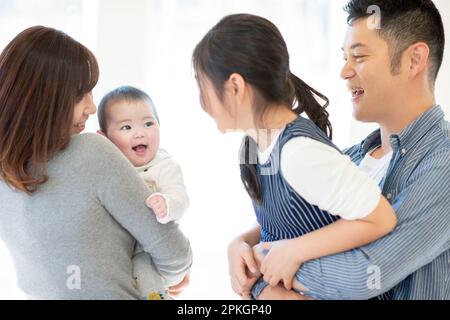 Famille discutant autour de bébé Banque D'Images