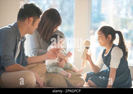 Famille discutant autour de bébé Banque D'Images