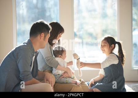 Famille discutant avec bébé Banque D'Images