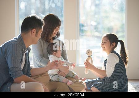 Famille discutant avec bébé Banque D'Images