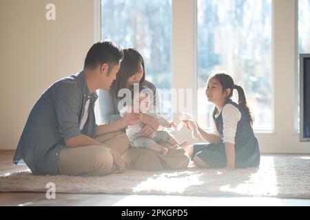 Famille discutant autour de bébé Banque D'Images