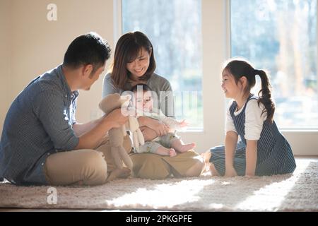 Famille discutant autour de bébé Banque D'Images