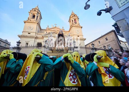 Pampelune, Navarre, Espagne. Espagne.7th avril 2023. Religion. Processions de la semaine Sainte. L'étape de 'la Dolorosa', créée par Rosendo Nopas en 1883, est la plus ancienne de la procession du Saint-Burial le Vendredi Saint à Pampelune, et rejoint la parade après avoir quitté la cathédrale de Santa María la Real pour participer au plus grand temps de la semaine Sainte à Pampelune, Dans lequel douze marches défilent dans les rues de la vieille ville sur un itinéraire de plus de 2 kilomètres et avec la participation de près de 2 000 personnes dans les différents groupes qui participent à la procession à Pampelune (Espagne) sur 7 avril 2023. CR Banque D'Images