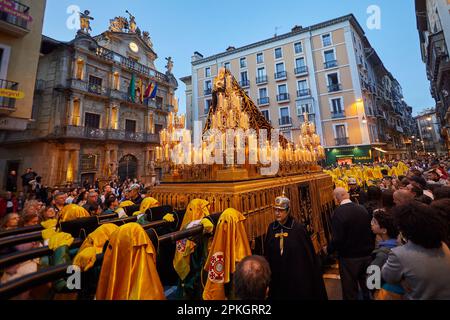 Pampelune, Navarre, Espagne. Espagne.7th avril 2023. Religion. Processions de la semaine Sainte. L'étape de 'la Dolorosa', créée par Rosendo Nopas en 1883, est la plus ancienne de la procession du Saint-Burial le Vendredi Saint à Pampelune, et rejoint la parade après avoir quitté la cathédrale de Santa María la Real pour participer au plus grand temps de la semaine Sainte à Pampelune, Dans lequel douze marches défilent dans les rues de la vieille ville sur un itinéraire de plus de 2 kilomètres et avec la participation de près de 2 000 personnes dans les différents groupes qui participent à la procession à Pampelune (Espagne) sur 7 avril 2023. CR Banque D'Images