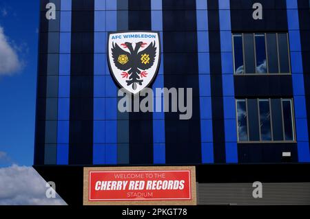 L'écusson du club AFC Wimbledon au Cherry Red Records Stadium de Londres. Date de la photo: Vendredi 7 avril 2023. Banque D'Images