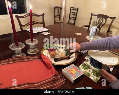 Santa Barbara, Santa Barbara, États-Unis. 5th avril 2023. Dîner de la Pâque dans une maison de Santa Barbara, CA. La Pâque est une fête printanière de 8 jours où les Juifs et beaucoup d'autres dans le monde célèbrent l'événement historique et mythique ''” et l'idée philosophique ''” des Juifs, et tous les gens ''” passant de l'esclavage (en Égypte) à la liberté en (Israël), avec l'aide grandiose de Dieu. Cette plaque Seder contient la plaque Seder contient six aliments différents: Le matzo, qui est du pain sans levain, symbolisant le fait que pendant l'Exode, il n'y avait pas de temps pour cuire du pain; un légume vert, symbolisant le printemps Banque D'Images