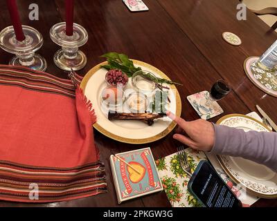 Santa Barbara, Santa Barbara, États-Unis. 5th avril 2023. Dîner de la Pâque dans une maison de Santa Barbara, CA. La Pâque est une fête printanière de 8 jours où les Juifs et beaucoup d'autres dans le monde célèbrent l'événement historique et mythique ''” et l'idée philosophique ''” des Juifs, et tous les gens ''” passant de l'esclavage (en Égypte) à la liberté en (Israël), avec l'aide grandiose de Dieu. L'assiette Seder contient six aliments différents: Le matzo, qui est du pain sans levain, symbolisant le fait que pendant l'Exode, il n'y avait pas de temps pour cuire du pain; un légume vert, symbolisant le printemps, un os de jarret d'agneau, à re Banque D'Images