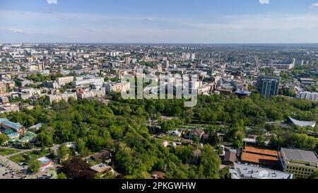 Printemps aérien vue ensoleillée sur le parc vert de la ville de Shevchenko avec ciel bleu à Kharkiv, Ukraine Banque D'Images