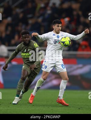 Milan, Italie, 7th avril 2023. Fabiano Parisi d'Empoli FC contrôle le ballon comme Divock Origi de l'AC Milan ferme dans pendant la série Un match à Giuseppe Meazza, Milan. Le crédit photo devrait se lire: Jonathan Moscrop / Sportimage Banque D'Images