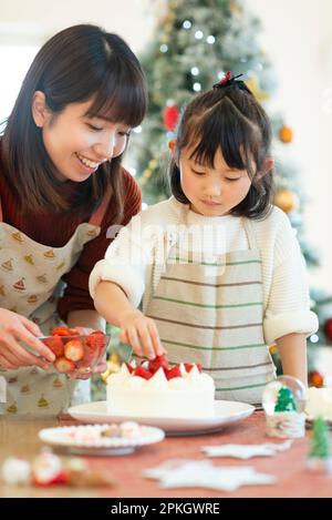 Les parents et les enfants font un gâteau Banque D'Images