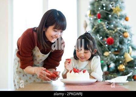 Parent et enfant faisant un gâteau Banque D'Images