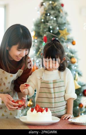 Les parents et les enfants font un gâteau Banque D'Images