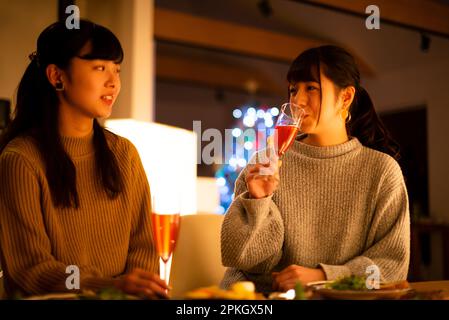 Femme discutant pendant le repas Banque D'Images