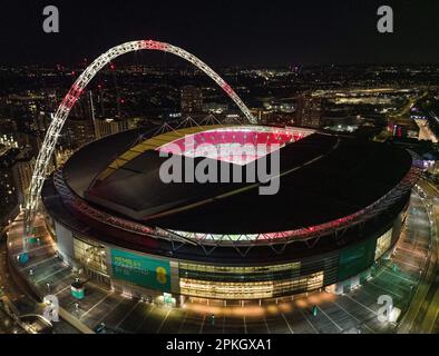 Londres, Royaume-Uni. 6th avril 2023. Une vue générale du stade Wembley avec la célèbre arche illuminée en blanc et rouge après le match féminin de CONMEBOL/UEFA Finalissima au stade Wembley, Londres. Le crédit photo devrait se lire: Paul Terry/Sportimage crédit: Sportimage/Alay Live News Banque D'Images