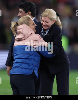 Londres, Royaume-Uni. 6th avril 2023. Sarina Wiegman entraîneur-chef d'Angleterre et Debbie Hewitt Chariwoman de la FA (Association anglaise de football) épouseront après le match féminin de CONMEBOL/UEFA Finalissima au stade Wembley, Londres. Le crédit photo devrait se lire: Paul Terry/Sportimage crédit: Sportimage/Alay Live News Banque D'Images