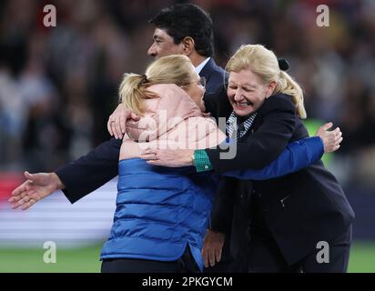 Londres, Royaume-Uni. 6th avril 2023. Sarina Wiegman entraîneur-chef d'Angleterre et Debbie Hewitt Chariwoman de la FA (Association anglaise de football) épouseront après le match féminin de CONMEBOL/UEFA Finalissima au stade Wembley, Londres. Le crédit photo devrait se lire: Paul Terry/Sportimage crédit: Sportimage/Alay Live News Banque D'Images