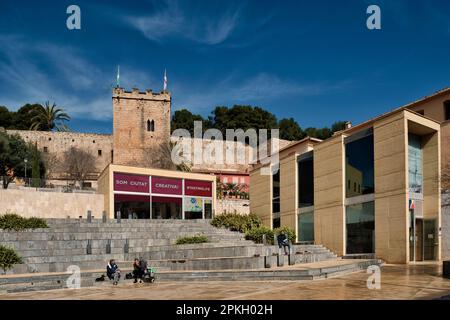 Le tunnel du Château et l'Office du centre d'information touristique de la Plaza del Consell dans la ville de Dénia province d'Alicante, Espagne. Banque D'Images