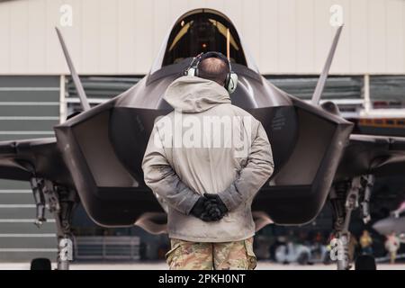 Un chef d'équipage affecté au groupe d'entretien de l'escadre de chasse 158th se prépare à prendre un taxi à bord d'un F-35A Lightning II avant le décollage pour une mission d'entraînement à partir de la base de la Garde nationale aérienne du Vermont, South Burlington, Vermont, 3 avril 2023. La mission de formation est un exercice de formation Agile combat Employment. (É.-U. Photo de la Garde nationale aérienne par Tech. Le Sgt Richard Mekkri) Banque D'Images