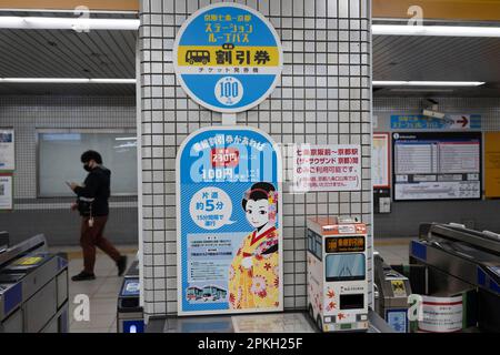 Kyoto, Japon. 6th mars 2023. La gare de Shichijša sur la ligne principale Keihan.la ligne principale Keihan (äº-é˜ªæœ-ç·š, Keihan-Haller) est une ligne de transport en commun au Japon exploitée par Keihan Electric Railway. Il s'étend entre la gare de SanjÅ à Kyoto et la gare de Yodoyabashi à Osaka.Kyoto est l'ancienne capitale du Japon et est maintenant la capitale de la préfecture de Kyoto. Il est situé dans la région de Kansai, sur l'île de Honshu. Kyoto est connu pour ses nombreux temples, sanctuaires et jardins. Il abrite également le Palais impérial de Kyoto, l'ancienne résidence de l'empereur du Japon. Kyoto est une excursion populaire Banque D'Images