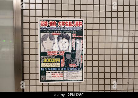 Kyoto, Japon. 6th mars 2023. Des affiches recherchées pour un voleur présumé de vélo criminel avec des croquis de police postés dans une station de métro. La ligne principale Keihan (äº-é˜ªæœ-ç·š, Keihan-Honden) est une ligne de transport en commun au Japon exploitée par Keihan Electric Railway. Il s'étend entre la gare de SanjÅ à Kyoto et la gare de Yodoyabashi à Osaka.Kyoto est l'ancienne capitale du Japon et est maintenant la capitale de la préfecture de Kyoto. Il est situé dans la région de Kansai, sur l'île de Honshu. Kyoto est connu pour ses nombreux temples, sanctuaires et jardins. Il abrite également le Palais impérial de Kyoto, le for Banque D'Images