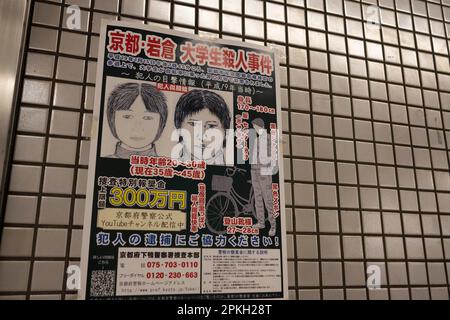 Kyoto, Japon. 6th mars 2023. Des affiches recherchées pour un voleur présumé de vélo criminel avec des croquis de police postés dans une station de métro. La ligne principale Keihan (äº-é˜ªæœ-ç·š, Keihan-Honden) est une ligne de transport en commun au Japon exploitée par Keihan Electric Railway. Il s'étend entre la gare de SanjÅ à Kyoto et la gare de Yodoyabashi à Osaka.Kyoto est l'ancienne capitale du Japon et est maintenant la capitale de la préfecture de Kyoto. Il est situé dans la région de Kansai, sur l'île de Honshu. Kyoto est connu pour ses nombreux temples, sanctuaires et jardins. Il abrite également le Palais impérial de Kyoto, le for Banque D'Images