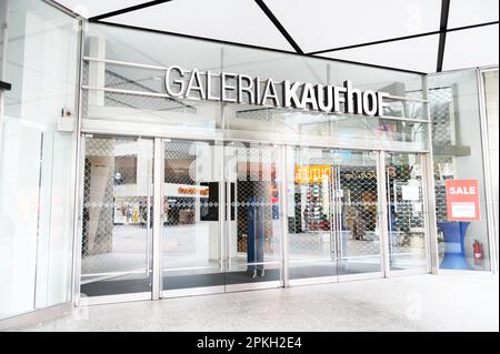 Cologne, Allemagne 02 avril 2023: Portes d'entrée fermées du grand magasin galeria kaufhof à cologne Banque D'Images