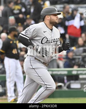 Pittsburgh, États-Unis. 07th avril 2023. Le premier basemeur Jake Burger (30) de Chicago White Sox arrondit la deuxième base après son homère dans le troisième repas contre les pirates de Pittsburgh au parc PNC le vendredi 7 avril 2023 à Pittsburgh. Photo par Archie Carpenter/UPI crédit: UPI/Alay Live News Banque D'Images