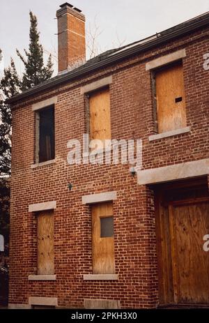 Une maison en brique évidée en cours de reconstruction avec des fenêtres à boardé se dresse dans la partie historique de Lowell, Massachusetts pendant l'heure d'or. L'ima Banque D'Images