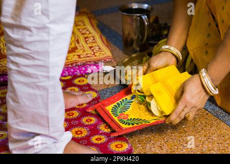 Le Varan ou le rituel de bore étant exécuté pendant le mariage hindou ou la puja par la femme bengali traditionnelle portant le sankha. Le dala de bore est un kulo ou bam décoré Banque D'Images