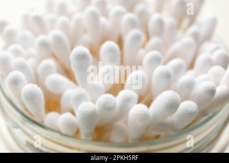 Beaucoup de bourgeons de coton dans un pot en verre, gros plan Banque D'Images