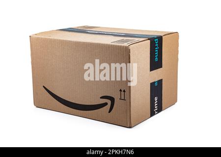 WETZLAR, ALLEMAGNE 2022-04-25: Amazon Premier colis sur fond blanc. Prime est un service proposé par le distributeur en ligne Amazon pour une livraison plus rapide de ou Banque D'Images