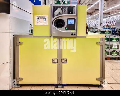 WETZLAR, HESSE, ALLEMAGNE 12-21-2022: Machine de dépôt de bouteilles devant un marché de boissons. Banque D'Images