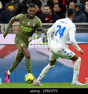 Milan, Italie. 7th avril 2023. Rafael Leao (L) d'AC Milan vies avec Tyronne Ebuehi d'Empoli lors d'un match de football entre AC Milan et Empoli à Milan, Italie, sur 7 avril 2023. Credit: Daniele Mascolo/Xinhua/Alay Live News Banque D'Images